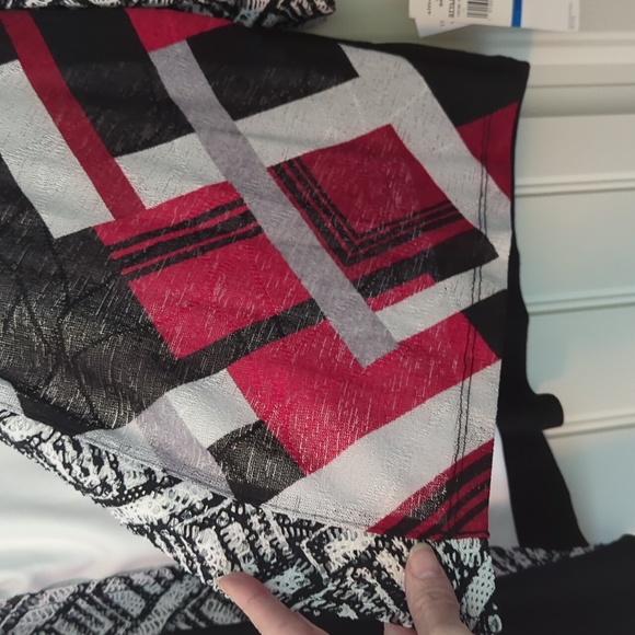 Alfred Dunner Barcelona Blouse with Necklace - Picture 8 of 9